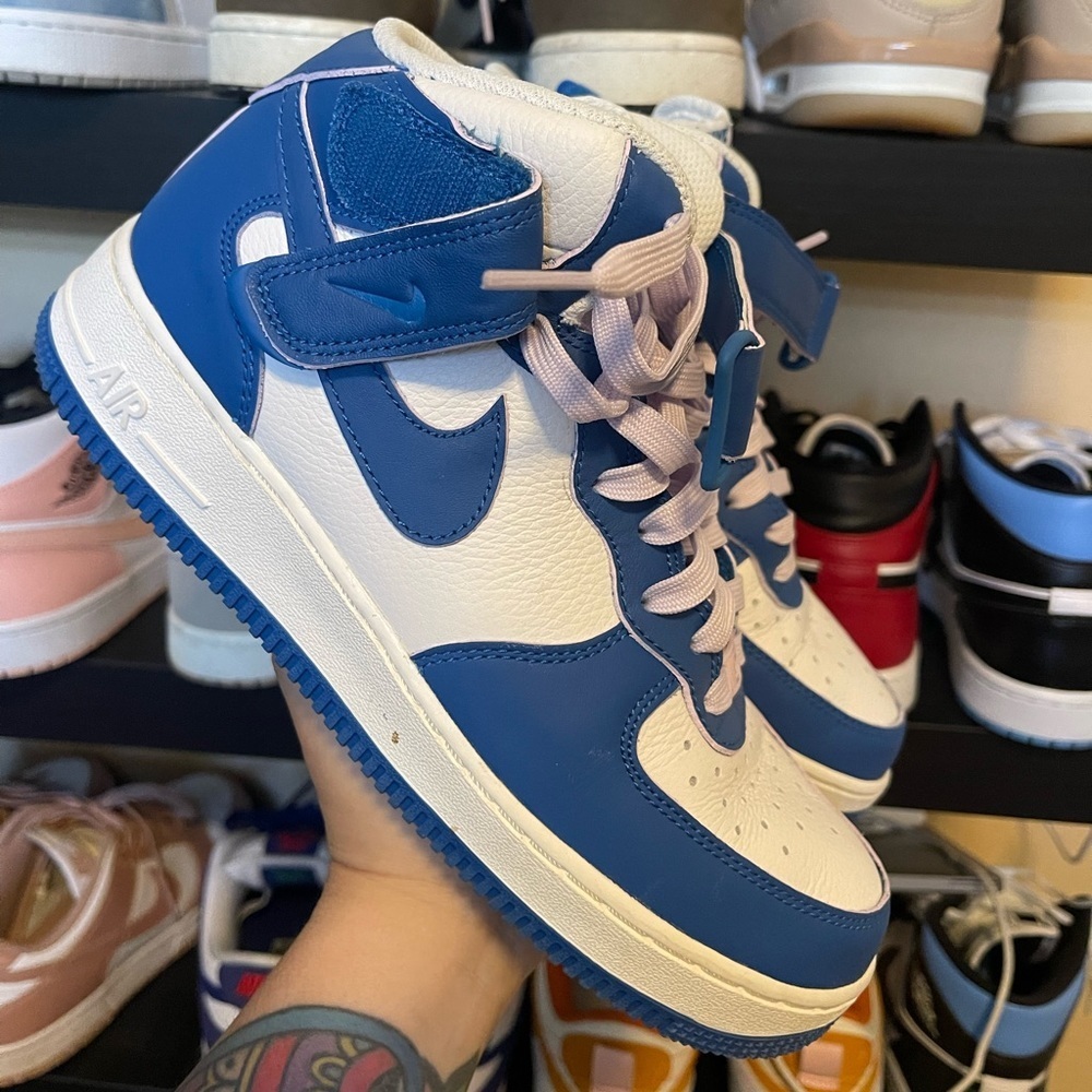 Womens Air Force 1 ‘07 mid in whit/military blue